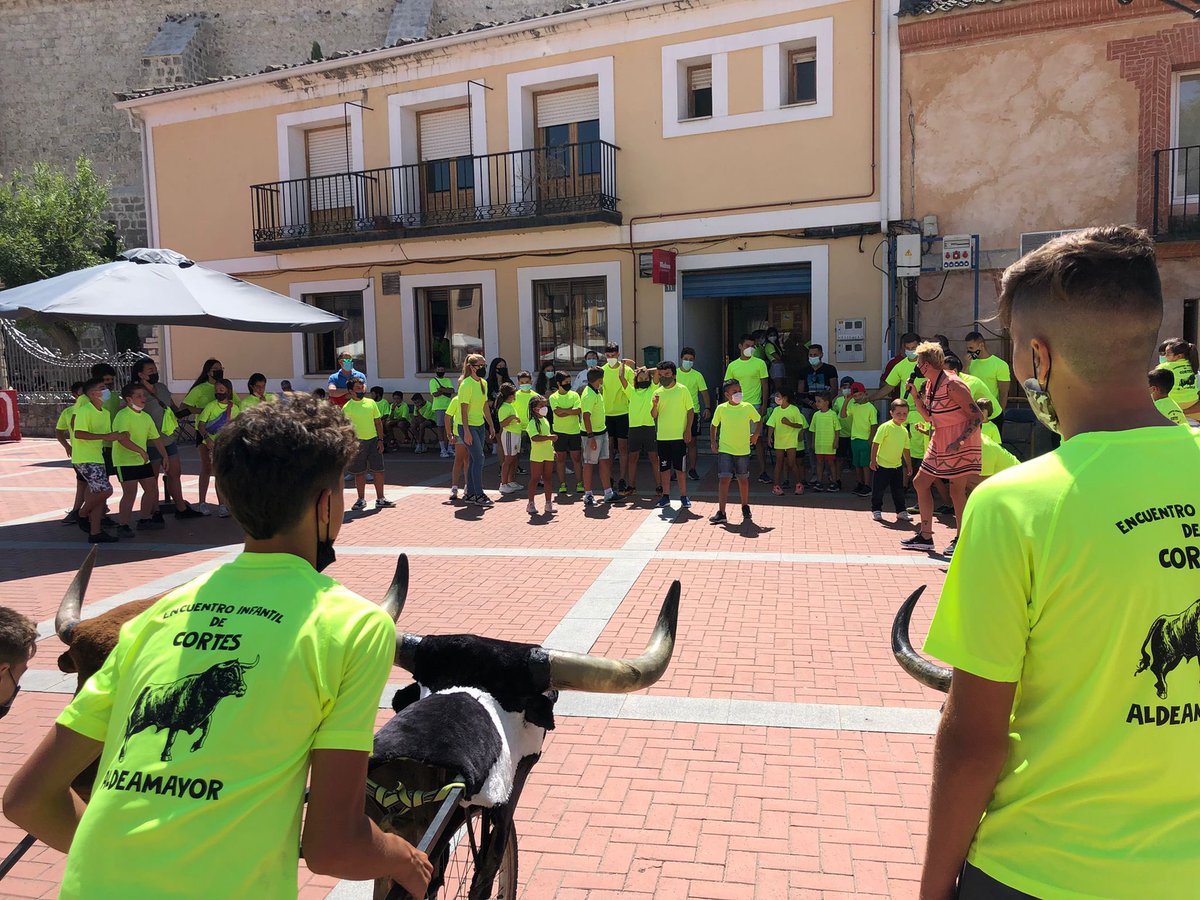 SentirTaurino1's tweet photo. Tras un concurso con carretones, ha tenido lugar un encierro por la Calle Larga. 
Las imágenes atestiguan el gran éxito de este Taller. 
#sialosniñosenlostoros https://t.co/L8zoD1UifJ