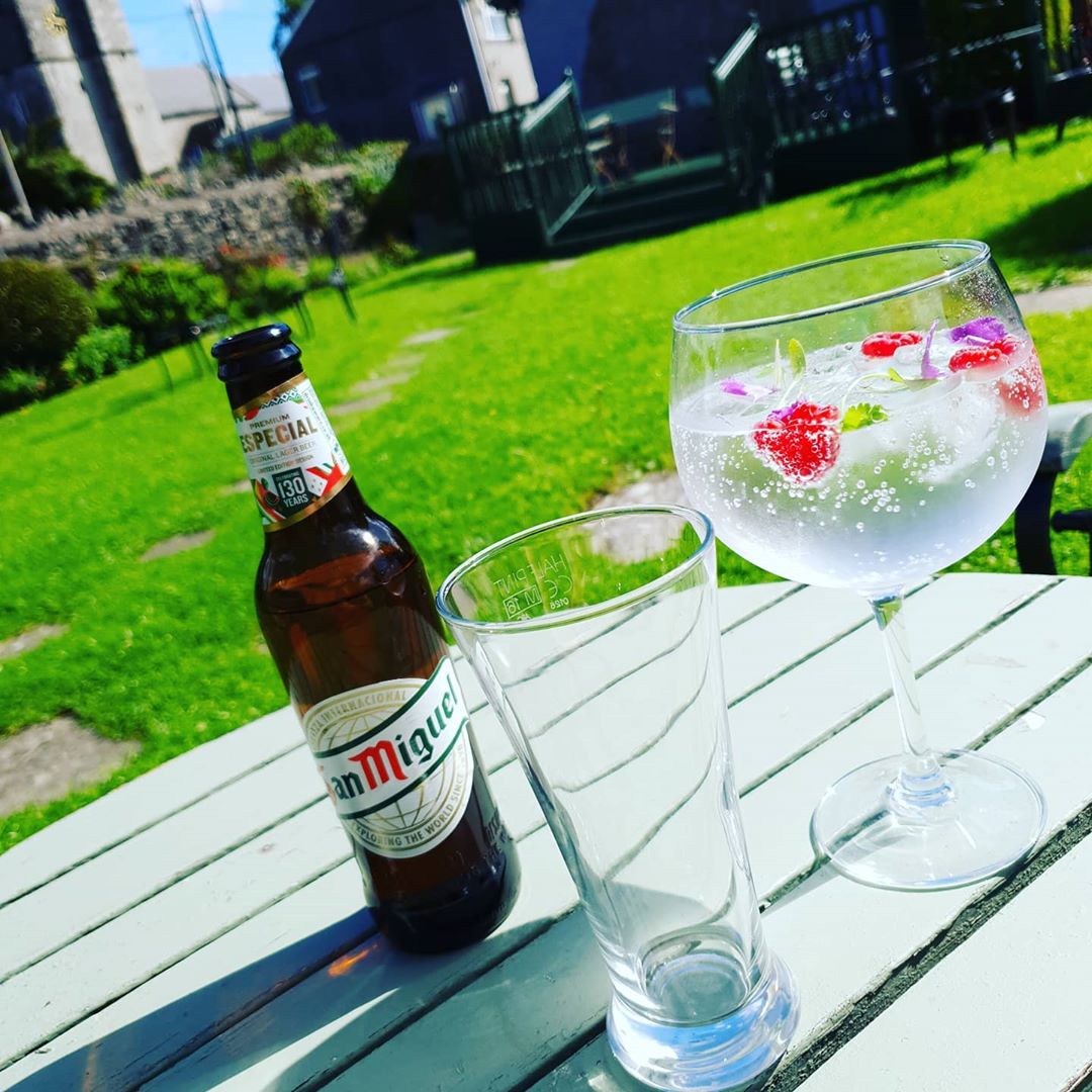 It's Friday... Come and join us in our pretty little paradise...

Time to relax and take a breather and enjoy a cold one, we're open from 12 for food and drinks.... #fridayvibes #fridayfeeling #Friyay #friyayfeels