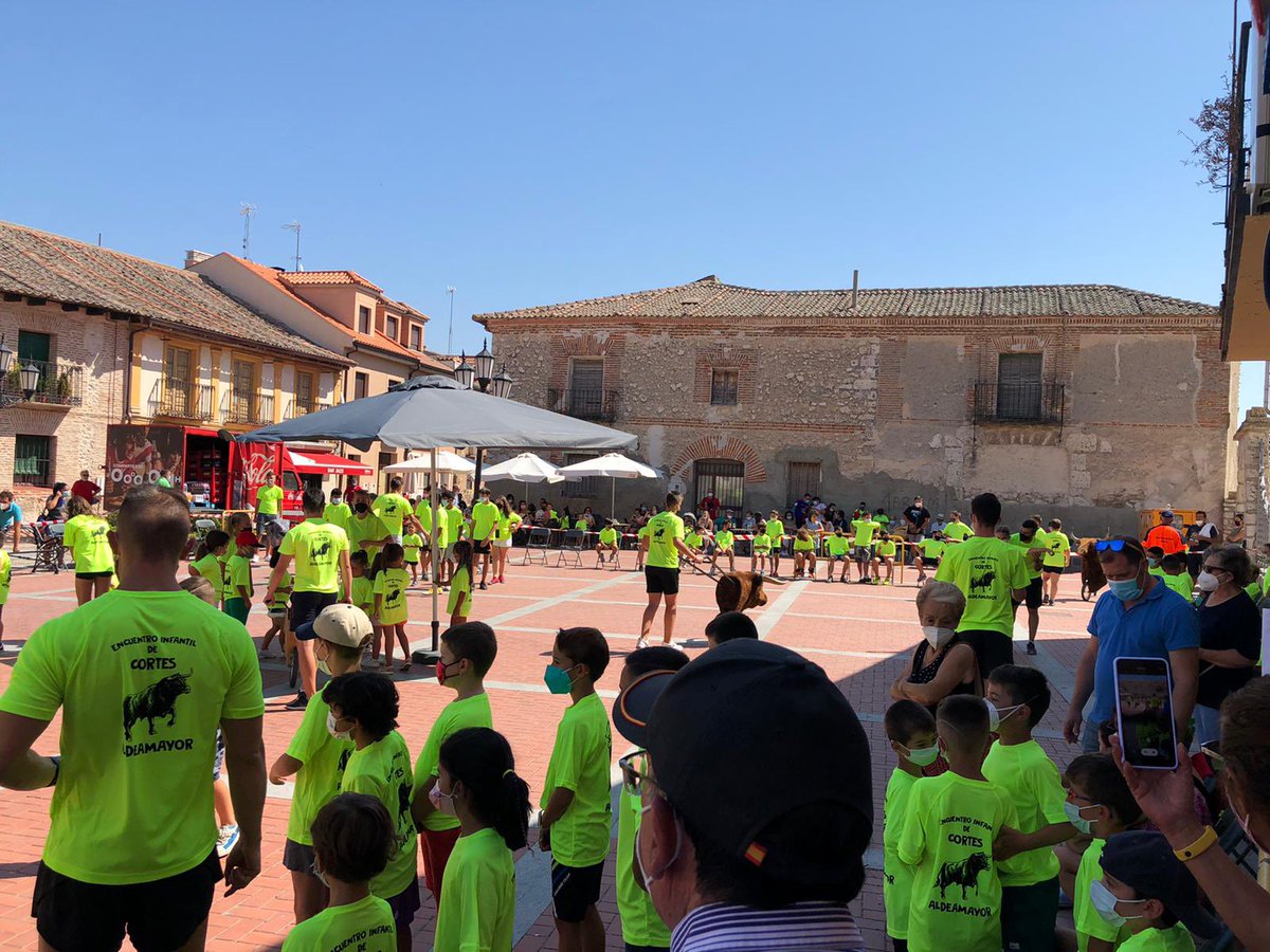 TALLER INFANTIL DE TOREO Y CORTES EN ALDEAMAYOR DE SAN MARTÍN (VALLADOLID)

Un centenar de niños y niñas han participado esta mañana en esta actividad taurina organizada por el Ayuntamiento de Aldeamayor y en la que todos los participantes han sido obsequiados con una camiseta.