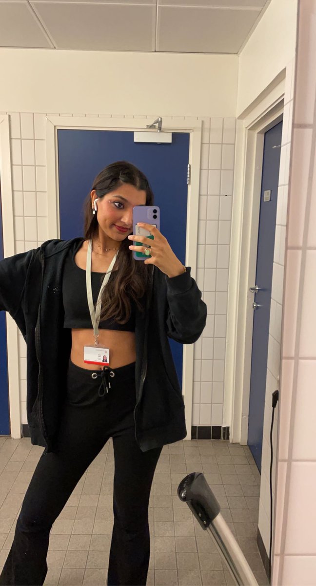 Er praktikant og går rundt sånn her på Stortinget mens danske ungdomsskoleelever på Firehøjskolen må begynne å dekke navlen etter et crop-top forbud. Dette er Skandinavia i 2021. 

#Misogsny #RektorBjarneKynebMåGå

minmote.no/nyheter/a/nWLe…
