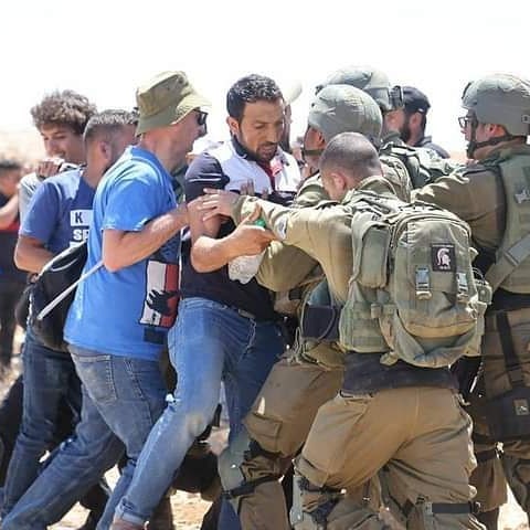 PelSaboush's tweet photo. قوات الاحتلال تعتدي على المواطنين والمتضامنين خلال وقفةضد الاستيطان. قرب قريةالتوانة في مسافر يطا
#saveyatta
#palestinian https://t.co/MXDeMm1wnc