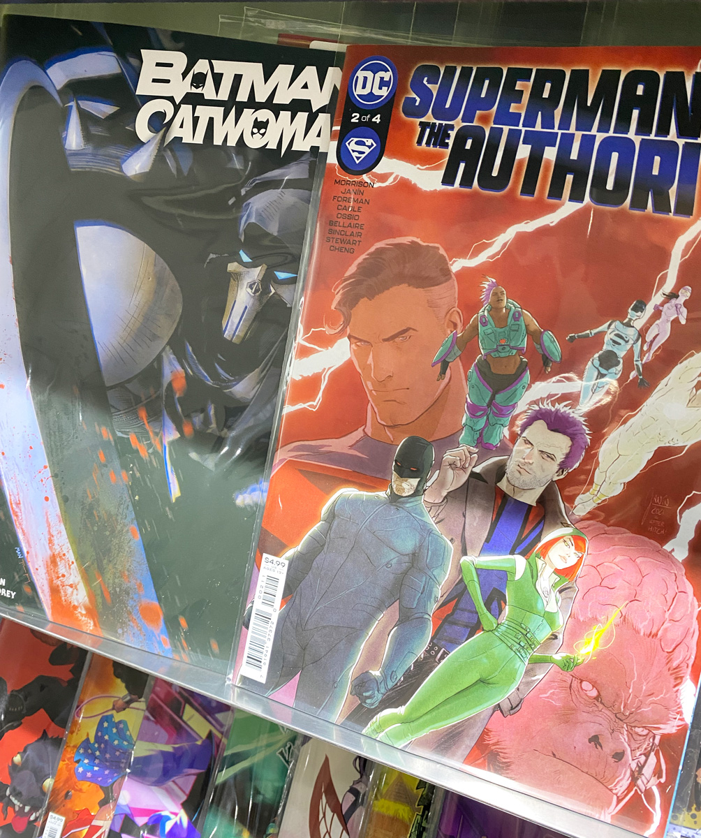 ヴァースコミックス V Twitter Dcコミックスはスーパーマンレッド ブルーが最終回 スーパーマンオーソリティー第2話 目やバットマンキャットウーマンが折り返し第6話 ナイトウィングにフラッシュにキャットウーマンのレギュラー陣 そしてコミック専門店流通3000個