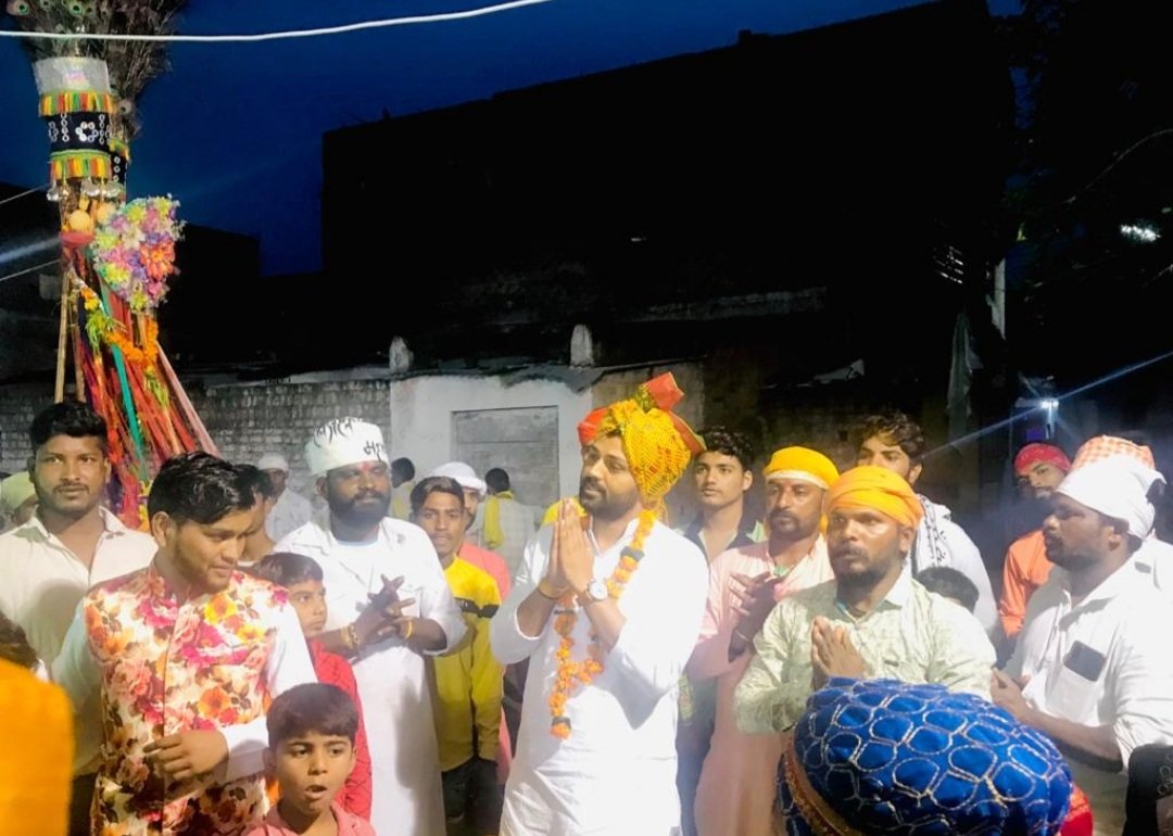 baljeet4bjp's tweet photo. वाल्मीकी समाज आष्टा परिवार द्वारा कल गोगा जी महाराज मंदिर की स्थापना,गोगा छडी निशान की पूजा अर्चना तथा बाबा के कीर्तन मे पहुचकर गोगा जी महाराज का आशीर्वाद प्राप्त किया। एवं वहा उपस्थित सभी युवा साथियो से मुलाकात की।
आप सभी साथियो को सफल कार्यक्रम के लिए बहुत बहुत बधाई। #Ashtamp https://t.co/DdLZ0Kcaw9