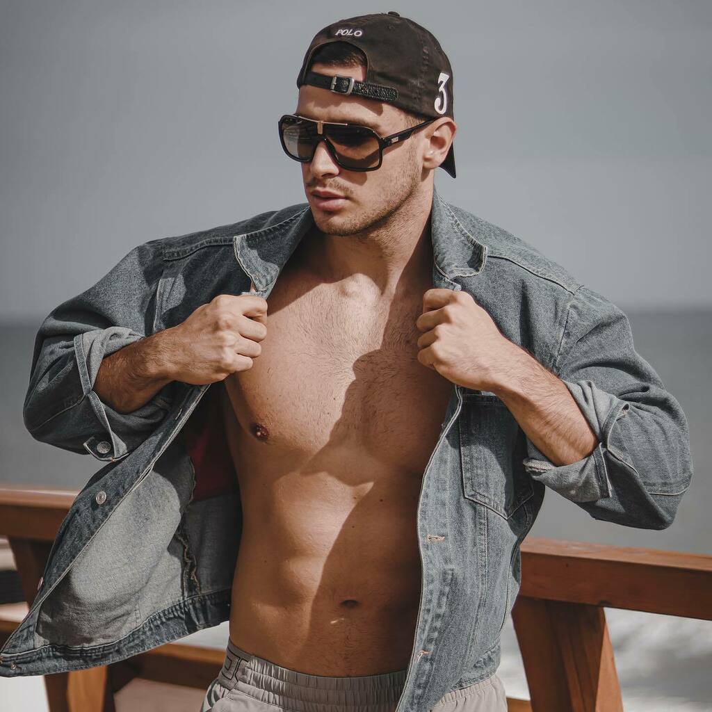 Sea cual sea tu estilo en #robertosunglasses encontrarás esas gafas de sol que encajen perfectamente con tu personalidad ✨ ¡Te esperamos!
🔷 Envío y devolución gratis
🔷 Con tu compra un segundo par de gafas de regalo 
🔷 Nueva Colección disponible en Tiendas Roberto Martín…