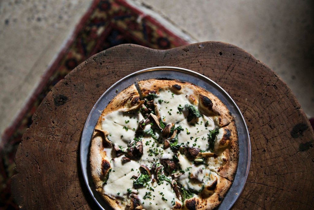 ThePaintedPin's tweet image. Our Buckhead Betty pizza deserves a spotlight! 🙌 Have you tried her? 🤔  She's got spinach, garlic, roasted mushroom, ricotta bechamel and fresh mozzarella. 👊 #comeplay