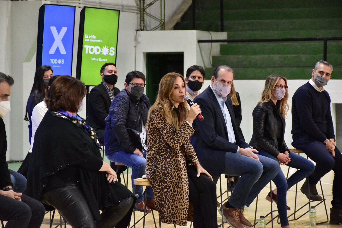 cesar_cabe's tweet photo. GRAN PRESENTACIÓN DEL frentedetods 

😊En el Club de Villa Mitre presentamos la lista de pre candidat@s de #bahiablanca con @gigighi @AlvadoMaite @fsusbielles Marcelo Feliu con la presencia de nuestra precandidata a Diputada Nacional @vtolosapaz https://t.co/oHY5pznhzb