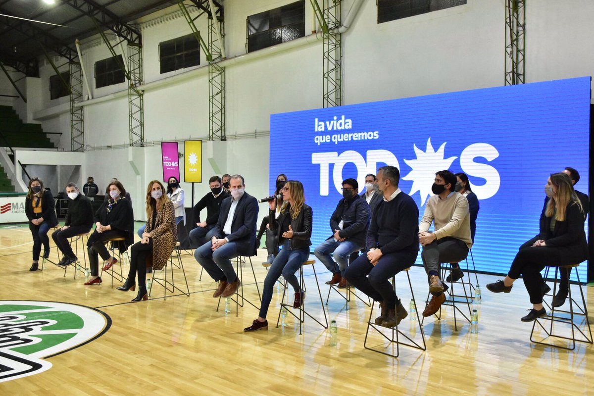 cesar_cabe's tweet photo. GRAN PRESENTACIÓN DEL frentedetods 

😊En el Club de Villa Mitre presentamos la lista de pre candidat@s de #bahiablanca con @gigighi @AlvadoMaite @fsusbielles Marcelo Feliu con la presencia de nuestra precandidata a Diputada Nacional @vtolosapaz https://t.co/oHY5pznhzb