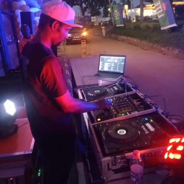 DJBash02577601's tweet photo. Selector blaq B https://t.co/fOKDnKb2JZ