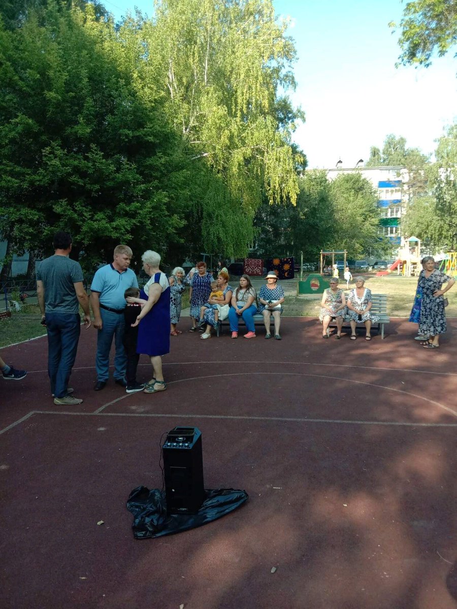 s29011951's tweet photo. 19 августа традиционно во дворе МКД, расположенного по адресу: пр. Гагарина, 47, проводили День Двора "Яблочный Спас". Пришёл поздравить жителей и директор МУП ГУК Мокшин Д. В. Взаимодействие и сотрудничество УК и СМКД даёт свои результаты по качеству жизни в доме. https://t.co/LNj4Dqzd4m