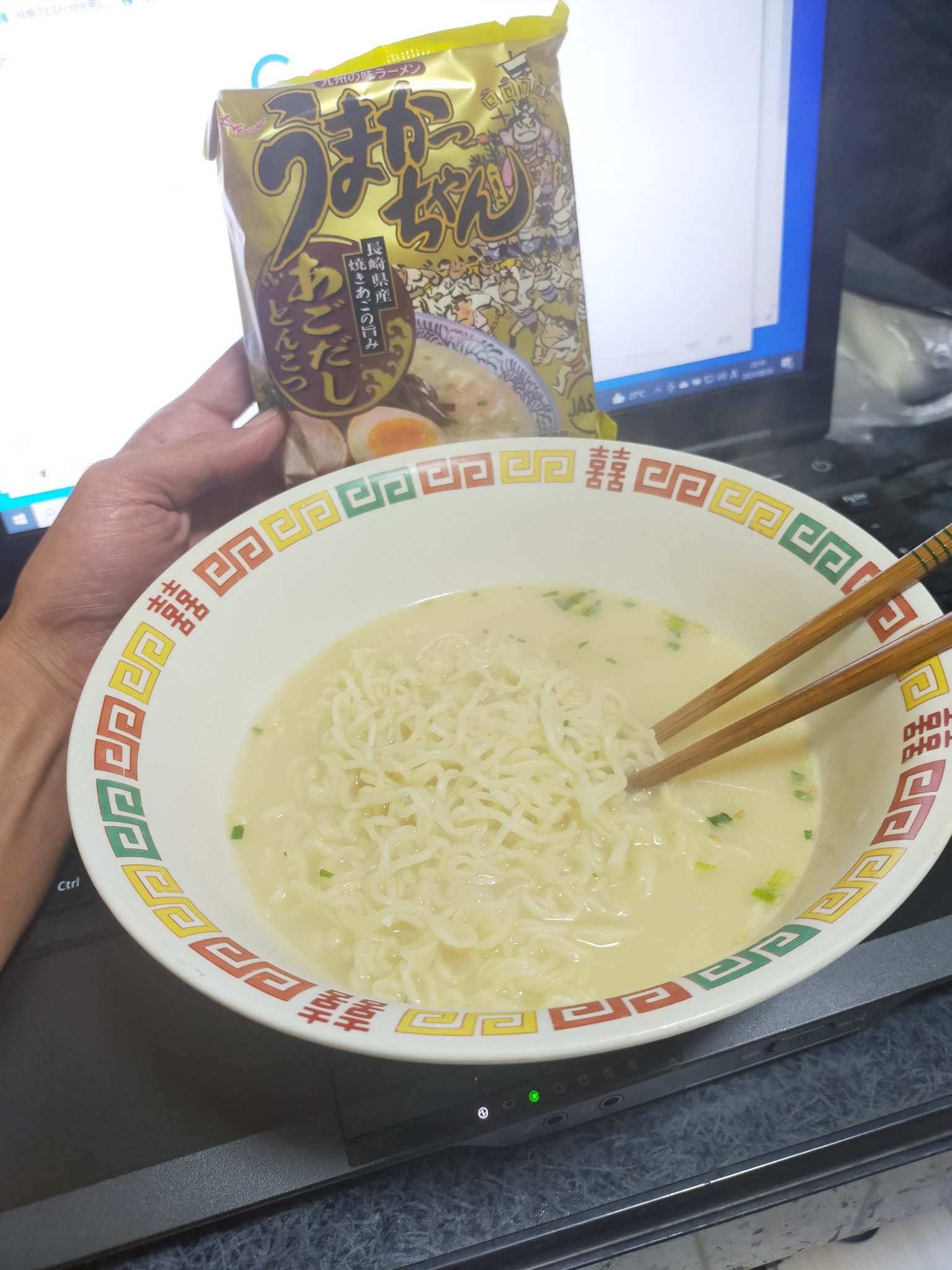 たにかつ 見た目はノーマルとまったく同じですが 新製品の 長崎県産焼きあごの旨み あごだしとんこつ 魚粉の感じとか あごだしの甘みとか 魚粉とんこつが好きな方には