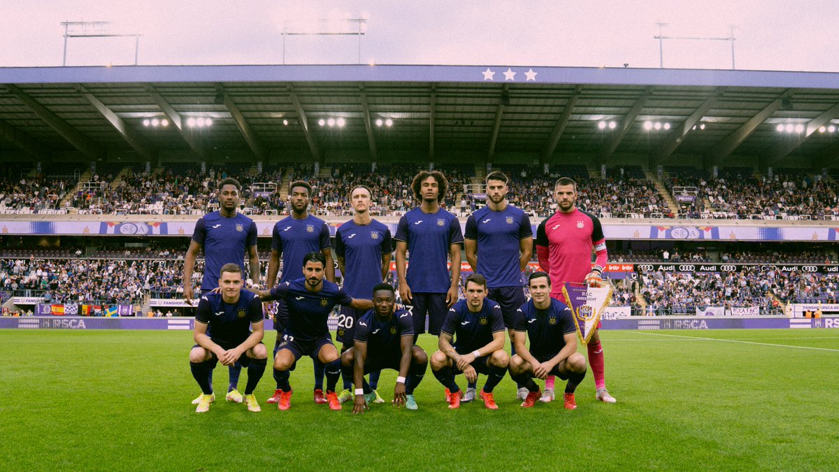 rscanderlecht's tweet photo. Een kolkend Lotto Park. Pour un match palpitant. 🟣⚪ #ANDVIT #UECL https://t.co/FmqZrcvHe7