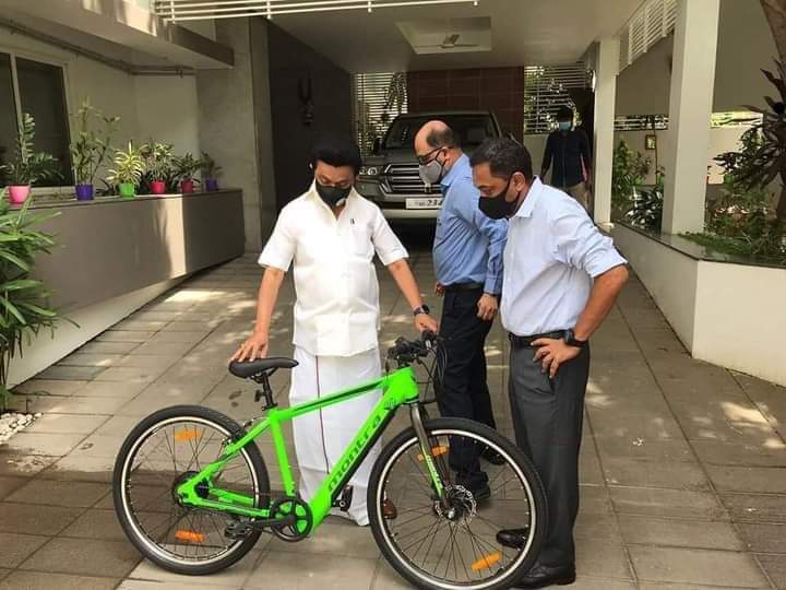 Dravida_Monster's tweet photo. சைக்கிளிங்கில் ஆர்வம் கொண்ட முதலமைச்சர் @mkstalin அவர்களுக்கு மின்சார சைக்கிளை அன்பளிப்பாக வழங்கிய @TiCycles நிறுவனம் 🤩
#MKStalin | #TICycles | #RoadCycling | #cycling https://t.co/g9YPWbUqfH