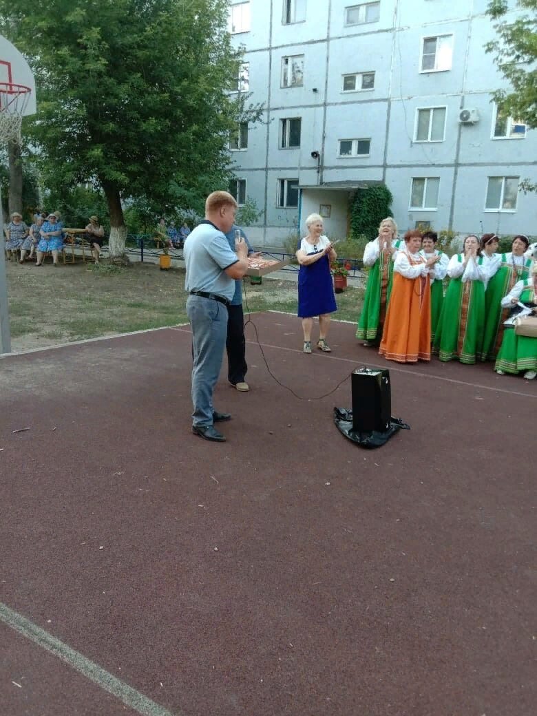 s29011951's tweet photo. 19 августа традиционно во дворе МКД, расположенного по адресу: пр. Гагарина, 47, проводили День Двора "Яблочный Спас". Пришёл поздравить жителей и директор МУП ГУК Мокшин Д. В. Взаимодействие и сотрудничество УК и СМКД даёт свои результаты по качеству жизни в доме. https://t.co/LNj4Dqzd4m