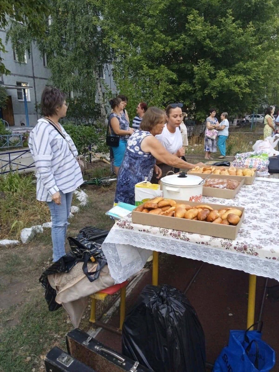 s29011951's tweet photo. 19 августа традиционно во дворе МКД, расположенного по адресу: пр. Гагарина, 47, проводили День Двора "Яблочный Спас". Пришёл поздравить жителей и директор МУП ГУК Мокшин Д. В. Взаимодействие и сотрудничество УК и СМКД даёт свои результаты по качеству жизни в доме. https://t.co/LNj4Dqzd4m