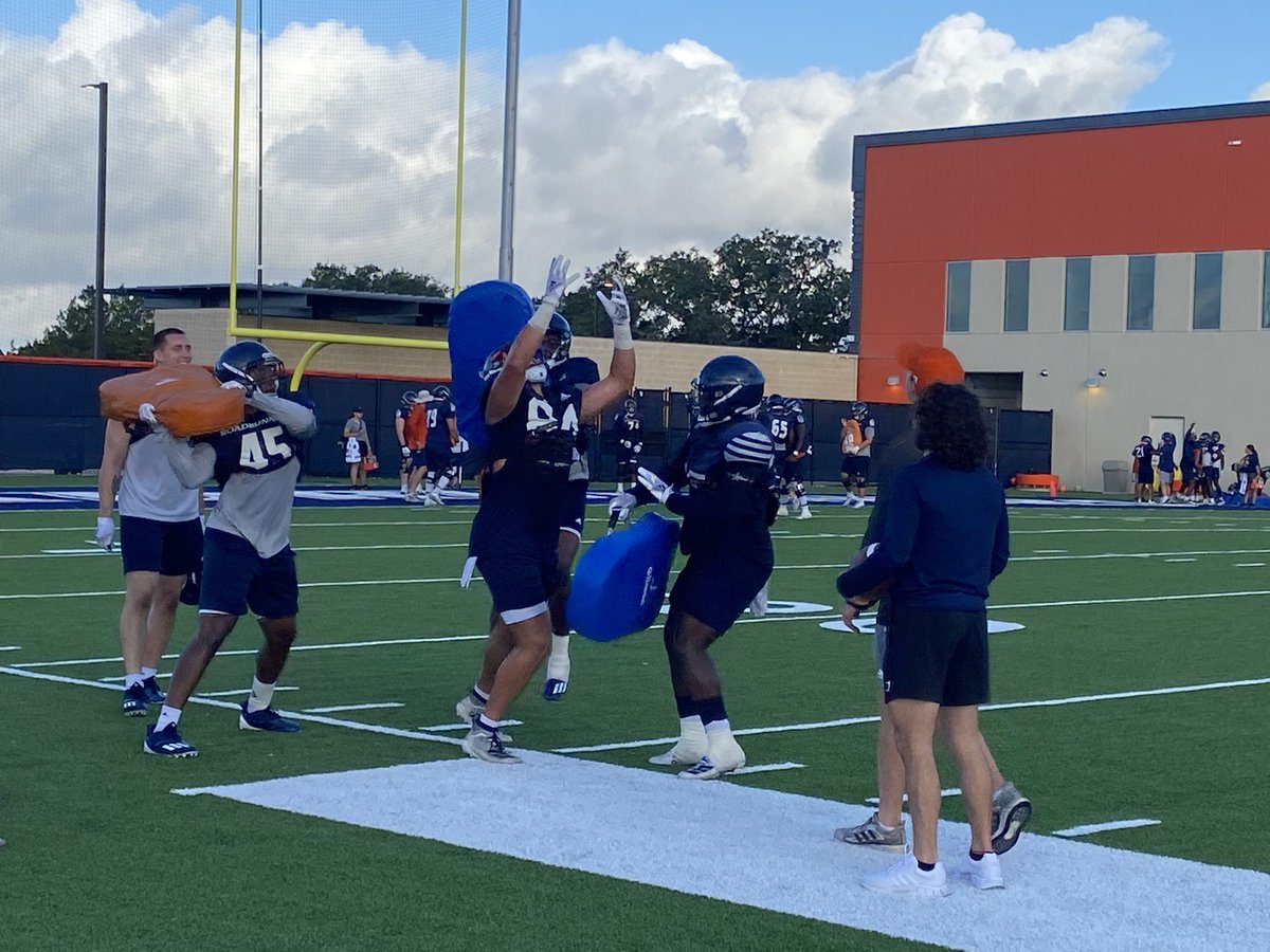 GregLuca's tweet photo. Perfect weather for a Friday morning football practice. I want to be one of the guys who gets to smack dude with a pad. https://t.co/FomS3mi5qa