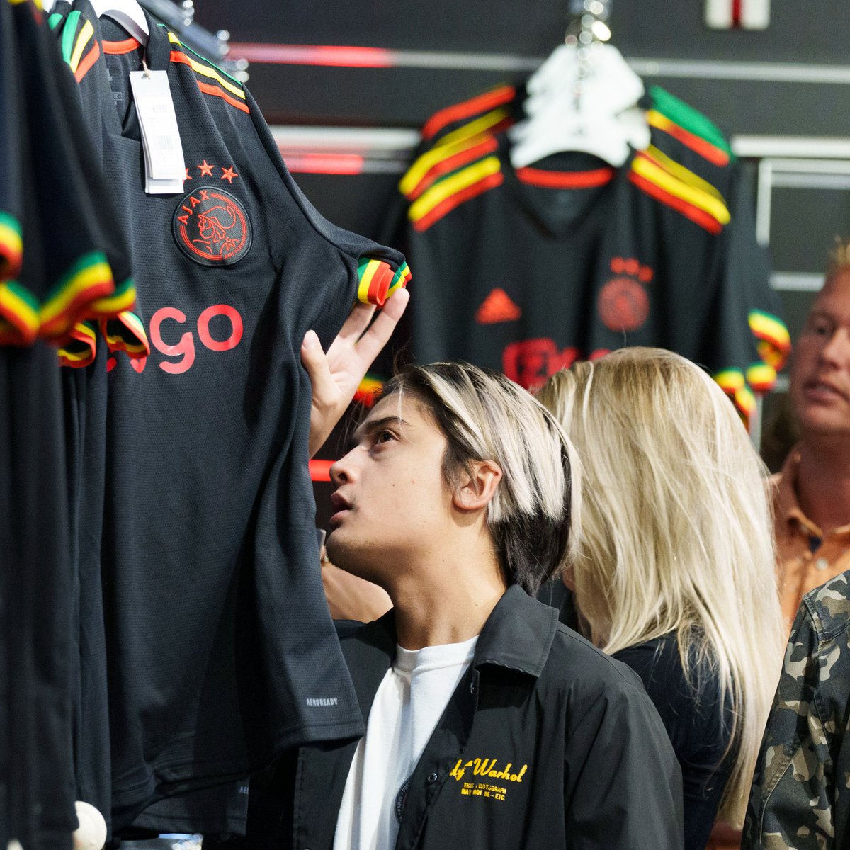 DeshMendez's tweet photo. Totally amazed with @AFCAjax's great attitude towards the legend.. 💚💛❤️
Every lil things gonna be alright… singing don’t worry…
#bobmarley #Ajaxthirdkit https://t.co/A18BAk7R10