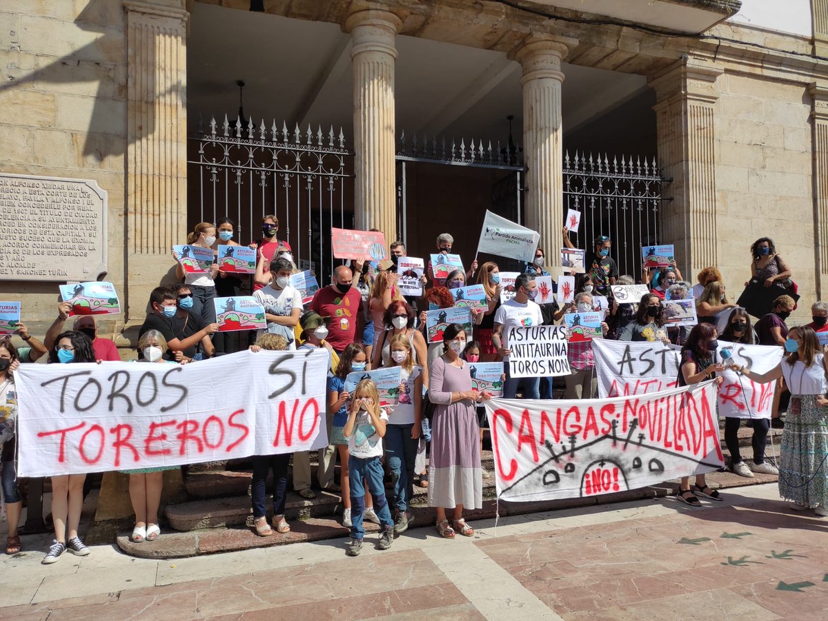 AsturiesRafa's tweet photo. El diputado de Podemos Asturies, Rafael Palacios, junto con compañeras y compañeros de Podemos de varios Círculos y Conceyos de toda Asturies, participaronen la concentración de Cangues d'Onís para mostrar el rechazo al maltrato animal y a la celebración de espectáculos taurinos. https://t.co/BlzFivYT0J