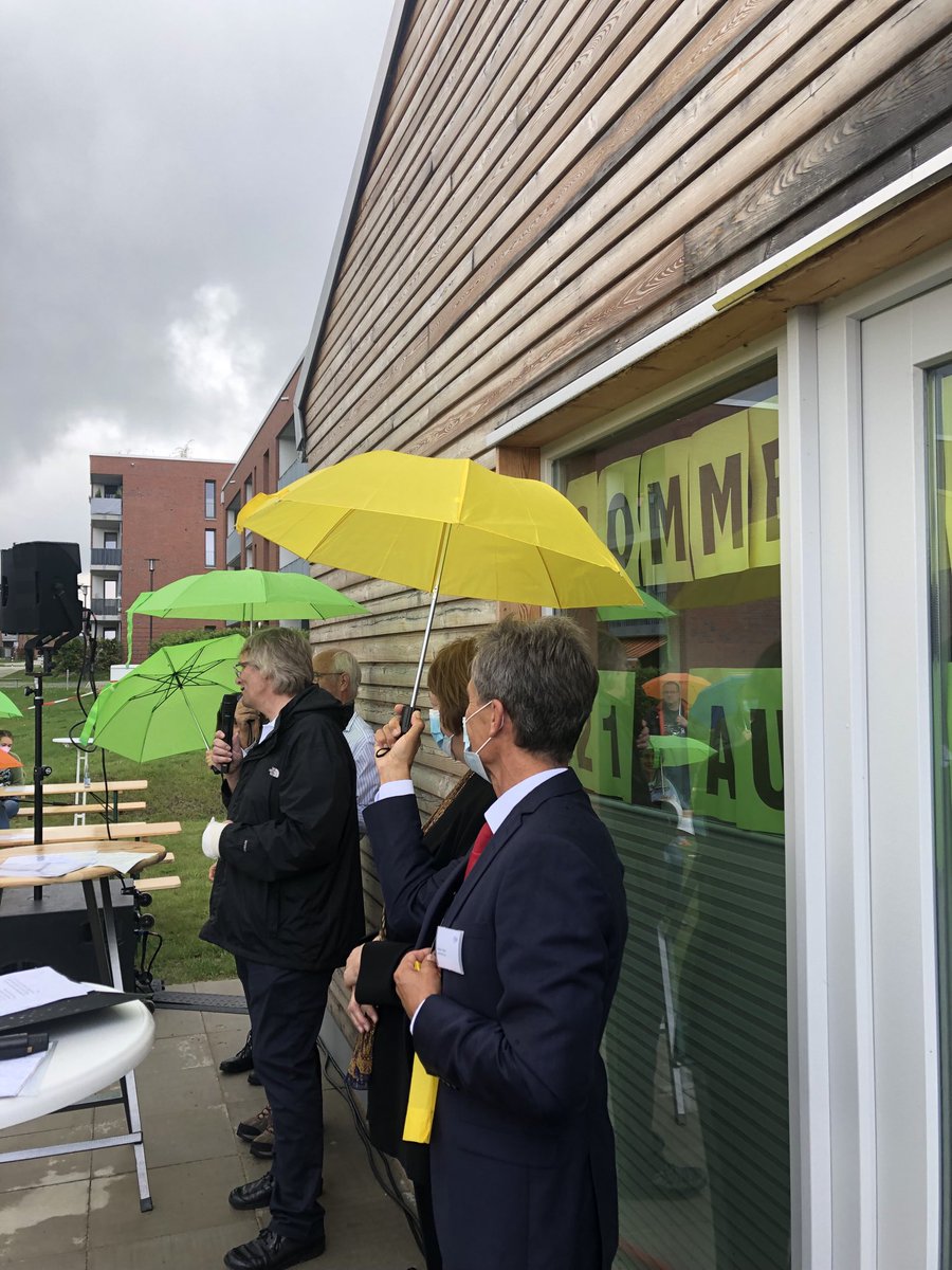 ADressel's tweet photo. Habe als Schirmherr ☔️ heute gerne die Schlüsselübergabe🔑 des #Begegnungshaus #Ohle in #Poppenbüttel an den @cvjm vorgenommen. Ein leuchtendes Beispiel für Integration, danke an alle, die mitgeholfen haben💪👍! @sozialbehoerde @fuw_hh @BAWandsbek https://t.co/Vc7AspIZG4