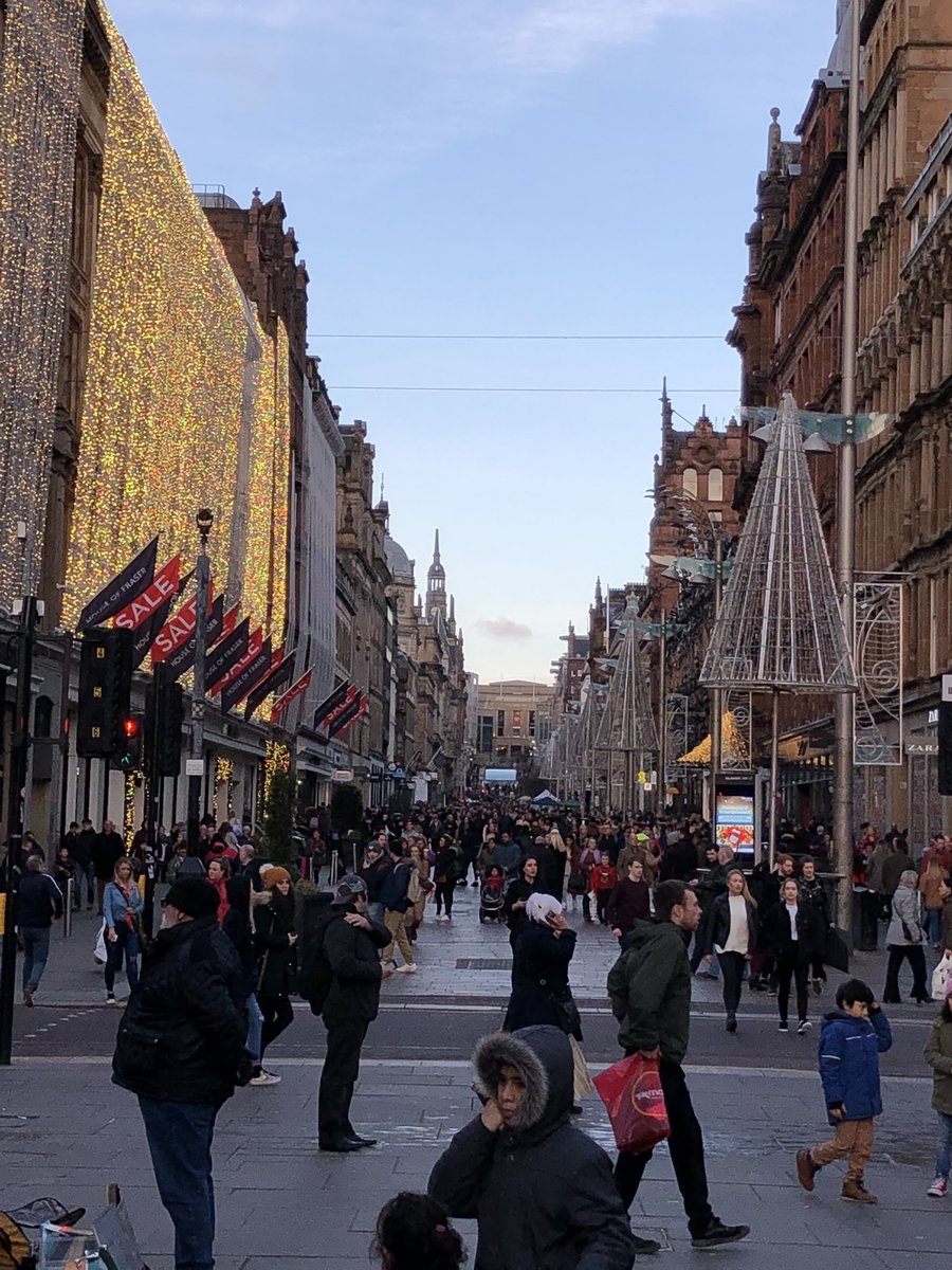 ট ইট র ノザ 18年末にアイブロックスでダービーを観戦しました レンジャーズ 勝利後 青黒を身に付けた人が街にたくさんいましたが 通りを挟んでセルティックファンと罵り合って一触即発という場面を何度か見かけました でも グラスゴー自体は良い街です