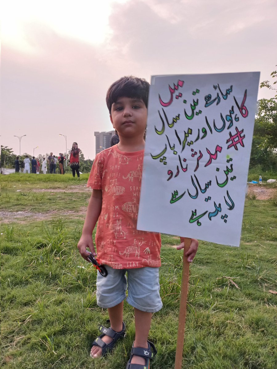 FindNaaruAlive's tweet photo. Sachal stood outside National Press Club, Islamabad along with family and many others to demand the release of his father #MudassarNaaru. The question is how much longer will it take this Govt to hear the voice of his heart? When will he meet his father?
#FindNaaruAlive https://t.co/YIcAPx8cKl