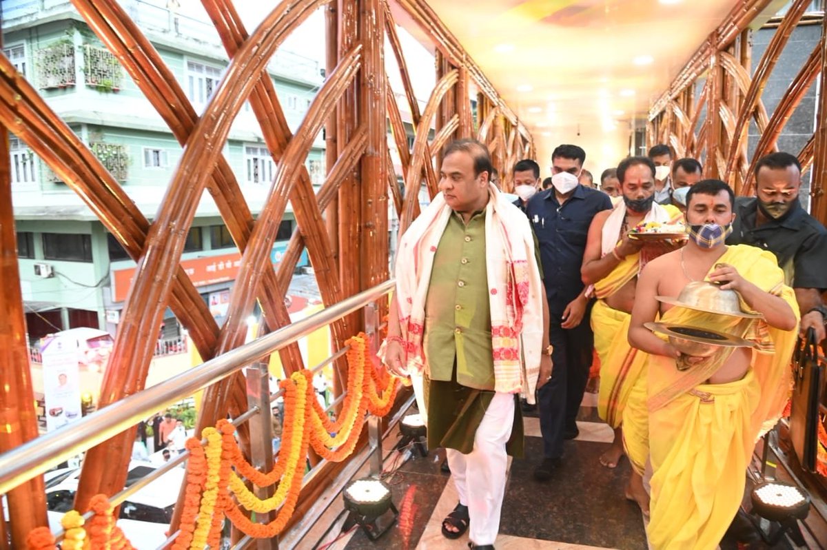 himantabiswa's tweet photo. As our modest gift to city of Guwahati on completion of #100Days of our Govt, I along with @TheAshokSinghal @oja_queen &amp; @SBhttachrya dedicated three foot overbridges to people. Built at Rs 28 cr, these state-of-art FOBs at Adabari, Boripara and Sukreswar will help pedestrians. https://t.co/M9TqjD0T2k