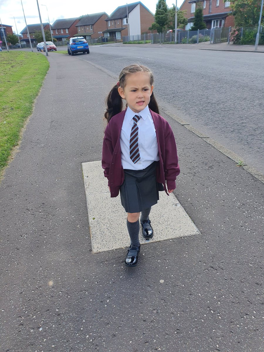 HazelCrowe's tweet photo. Walking back home after school @CairdView https://t.co/DkjvKYVFQq