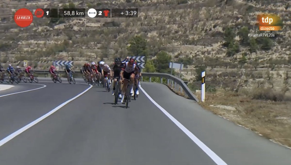 costablancaorg's tweet photo. 92 kilómetros recorridos y los ciclistas entran en #Sella, otro bonito pueblo del interior de la Costa Blanca. #LaVuelta21 #CostaBlanca https://t.co/Sm4R3CKuzH