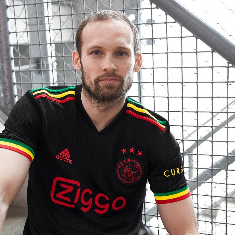 InvictosSomos's tweet photo. Ajax presentó su nueva tercera equipación. Colaboración con la familia de Bob Marley. Un homenaje a los aficionados del Ajax y su amor por la leyenda del reggae Bob Marley y su icónica canción Three Little Birds. JOYA. https://t.co/hjNOyqZ37b