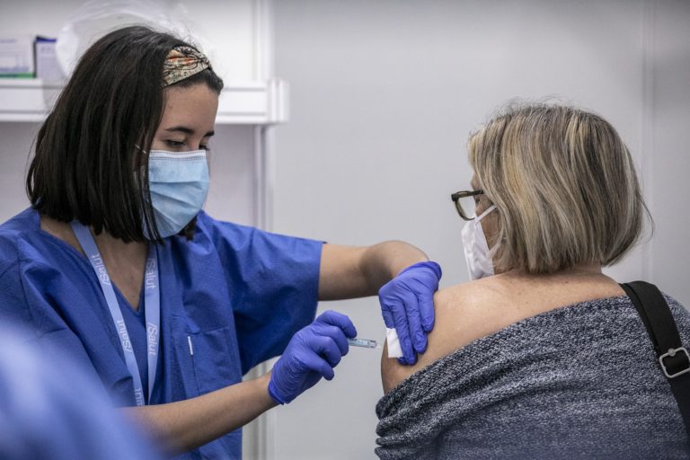 🤔 Encara no has pogut vacunar-te 💉? Vine a La Maquinista (📍 Potosí, 2) i vacuna't sense cita prèvia. 

👉 Només has de portar la targeta sanitària o el DNI i esperar 👩‍⚕️ a que t'atenguin. 

Així de fàcil  👇

ajuntament.barcelona.cat/santandreu/ca/…