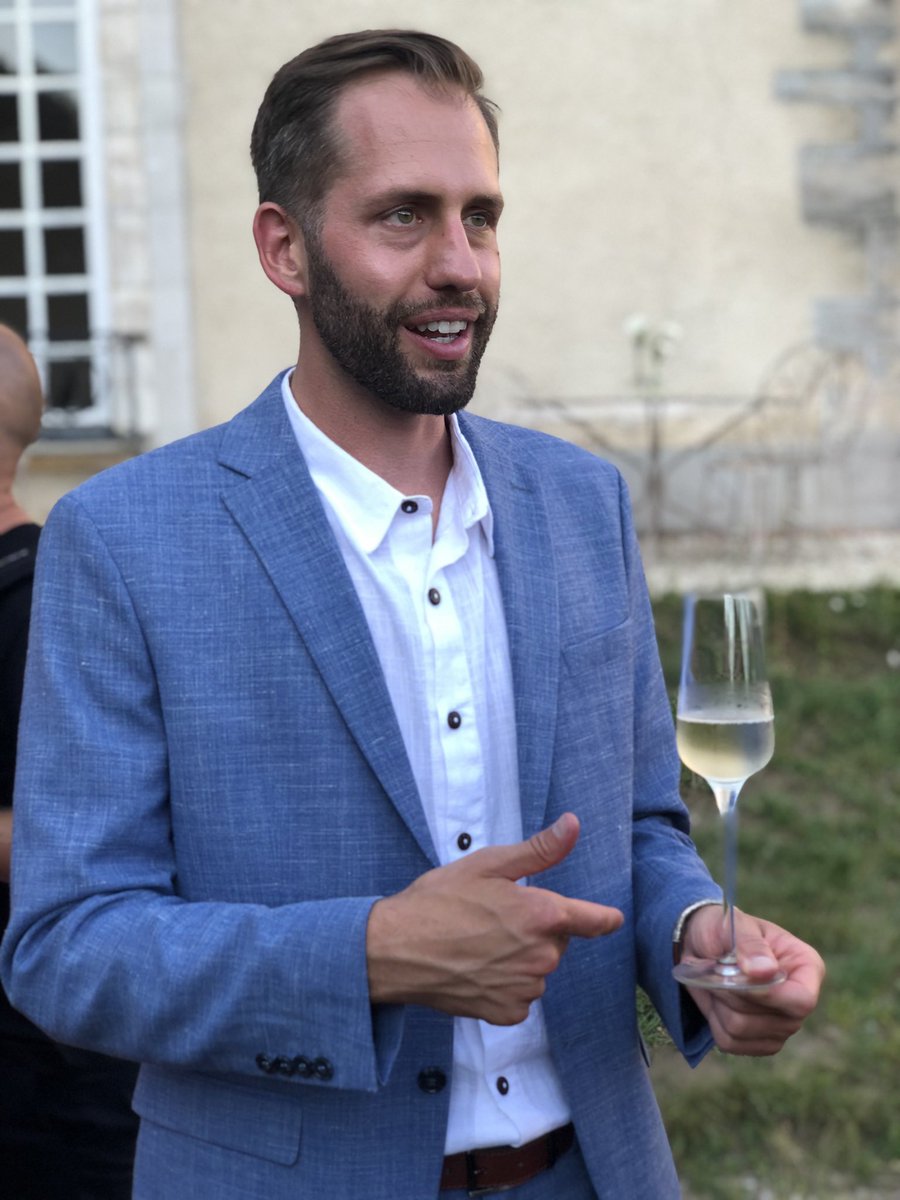 MackenziePutici's tweet photo. Even at a wedding I end up talking about #wine 🤦🏼‍♂️🥂
#france #wedding #Champagne https://t.co/ORlXXsyu9I
