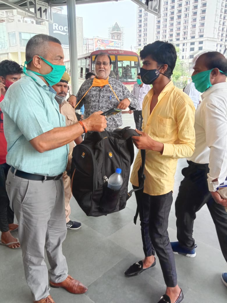 upsrtc_lko's tweet photo. अवध बस स्टेशन पर यात्री श्री मो0 शरिफ अपना बैग प्रतीक्षालय  की बेंच पर भूल गये प्रभारी को मिलने पर फ़ोन कर बुलाकर यात्री को ARM अवध द्वारा हस्तगत कराया गया।
#WeCareForYou
#UPSRTC
#ApkaApnaSathi
#LucknowRegion
#AlwaysReadyToHelpYou https://t.co/AffihQZiYo