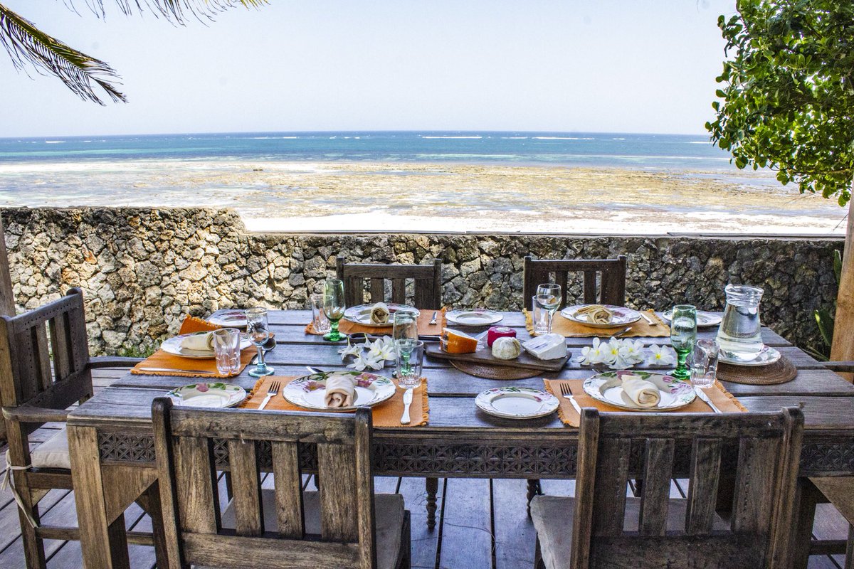 #BullochHouse is situated on the pristine white sands of Bofa beach. This Swahili-style house with Mexican origins. This fully-staffed house sleeps 12 and is 15% off when you sign up for the #NomadTravelClub by Sunday August 22nd.
 nomadafrica.travel/en/bulloch-hou… #IAmANomad