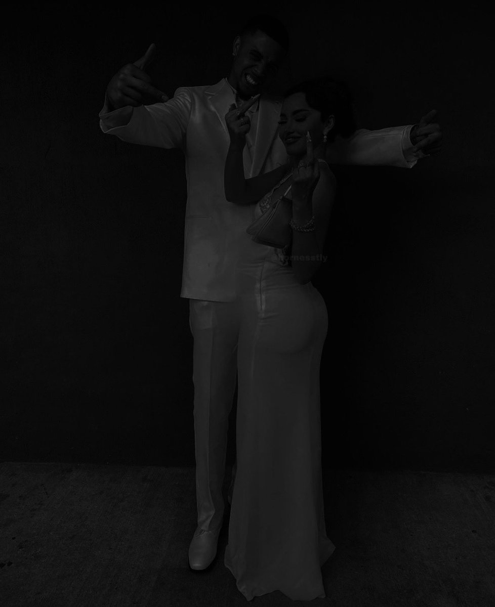 ⠀

                                  𝕭’𝐬                                     

« 𝐼𝑙𝑠 𝑣𝑒́𝑐𝑢𝑟𝑒𝑛𝑡 𝘩𝑒𝑢𝑟𝑒𝑢𝑥, 𝑒𝑡 𝑒𝑢𝑟𝑒𝑛𝑡 𝑏𝑒𝑎𝑢𝑐𝑜𝑢𝑝 𝑑’𝑒𝑠𝑐𝑙𝑎𝑣𝑒𝑠. »