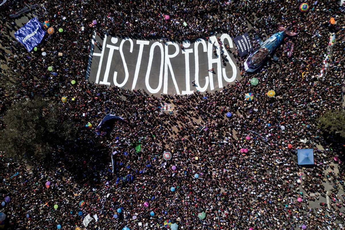 pirescarol's tweet photo. Como vocês sabem, o Chile está redigindo uma nova Constituição. É uma resposta às revoltas sociais de 2019, que pediam, em linhas grandes, um país mais igualitário. As mulheres são a metade da constituinte – o que é uma novidade na história! #NuestrasCartas https://t.co/eCRZQNqXyj