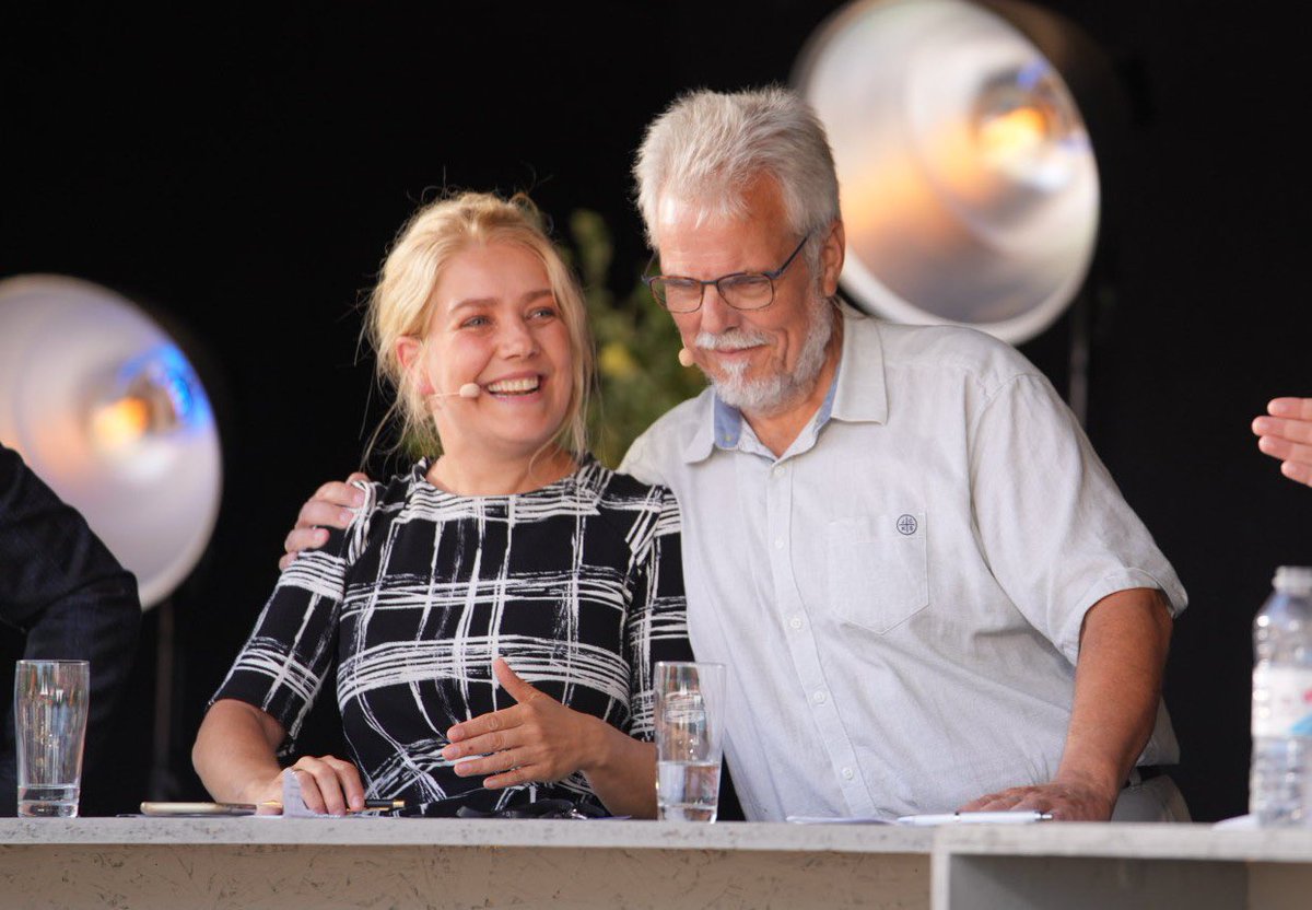 Blev bogstaveligt talt omfavnet 😂 på <a href="/Kulturmoedet/">Kulturmødet #km21</a> af KL @kommunerne, da vi talte om kulturens værdi i samfundet. (Det var helt OK, <a href="/LeonSebbelin/">Leon Sebbelin</a> 😉). 
En fælles sag at styrke #dkkultur 💪🏼