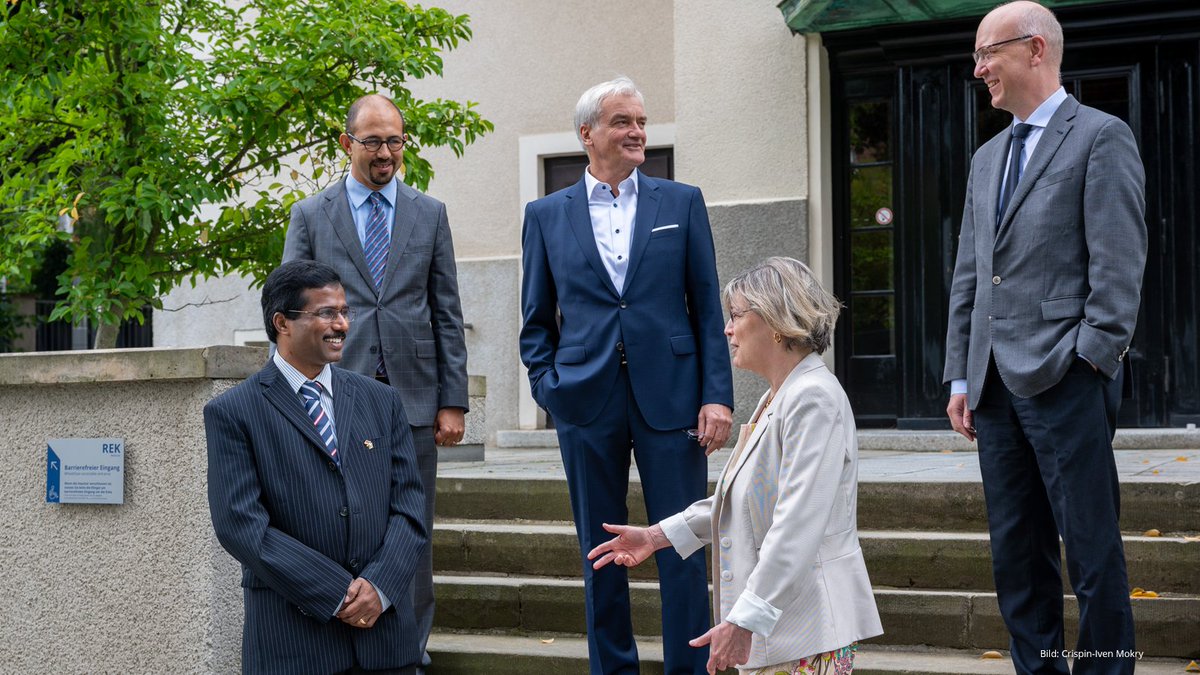 tudresden_de's tweet photo. Indien 🇮🇳 und die #TUDresden wollen künftig noch enger zusammenarbeiten 🤝. Heute war der Counsellor #Science &amp; #Technology @eoiberlin, Dr. Madhusudan Reddy Nandineni, zu Gesprächen an der TUD u.a. mit der Prorektorin Forschung Prof. Angela Rösen-Wolff. https://t.co/wDF9eiqIv7
