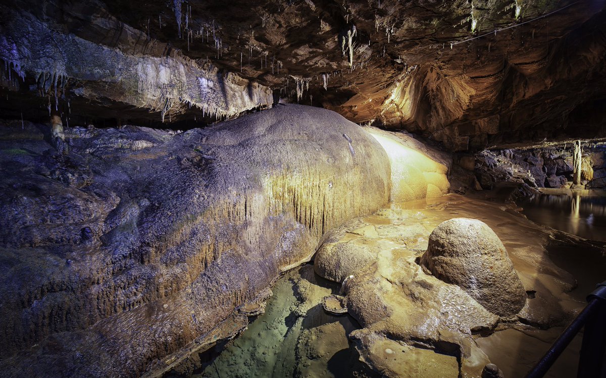 Two unique takes on Pillar Hall - which is your favourite? 📸🔦😍 we are open daily for adventurous individuals looking to explore 1/2km under #Ingleborough mountain! ⛰🥾 #YorkshireDales