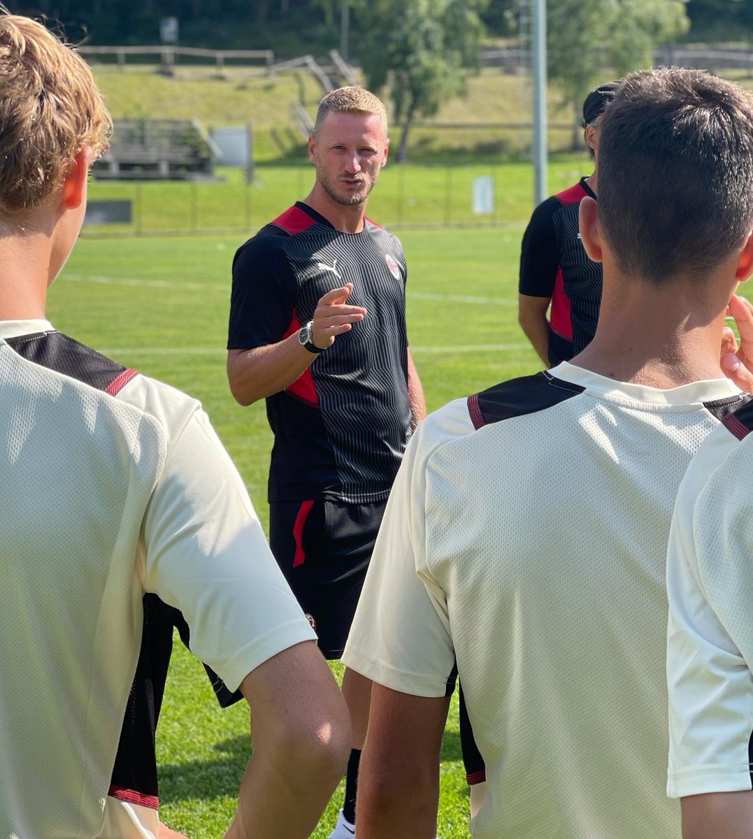 ignazioabate's tweet photo. Grazie @acmilan per avermi concesso questa grande opportunità!Iniziare la mia carriera da allenatore con questi colori è un privilegio e motivo di orgoglio… @acmilanyouth 🔴⚫️ https://t.co/8UprFtXypE