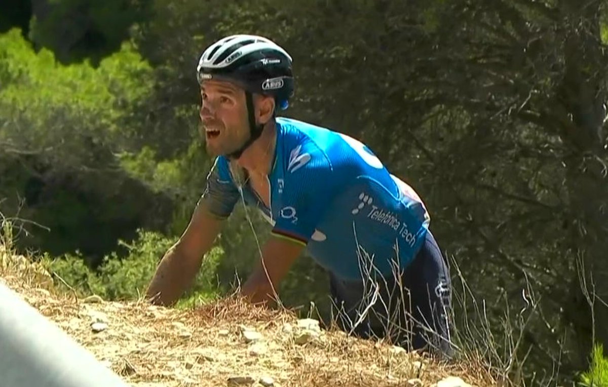 Movistar_Team's tweet photo. Qué susto... 😢😢

Caída de @alejanvalverde mientras marchaba al ataque por delante de los favoritos. El murciano perdió la bici por un bache y cayó por un terraplén.

Se encuentra muy dolorido, en especial su hombro derecho, y permanece en el lugar del accidente.

#LaVuelta21 https://t.co/xIuIBv0BYL