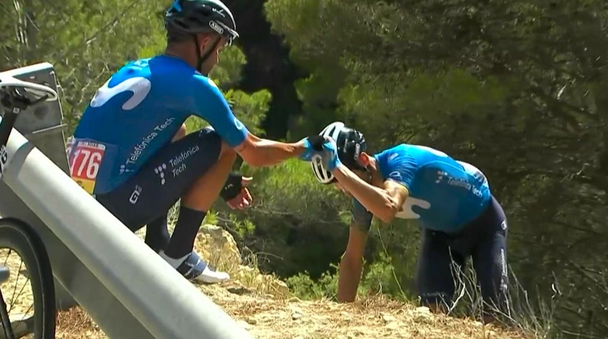 Movistar_Team's tweet photo. Qué susto... 😢😢

Caída de @alejanvalverde mientras marchaba al ataque por delante de los favoritos. El murciano perdió la bici por un bache y cayó por un terraplén.

Se encuentra muy dolorido, en especial su hombro derecho, y permanece en el lugar del accidente.

#LaVuelta21 https://t.co/xIuIBv0BYL