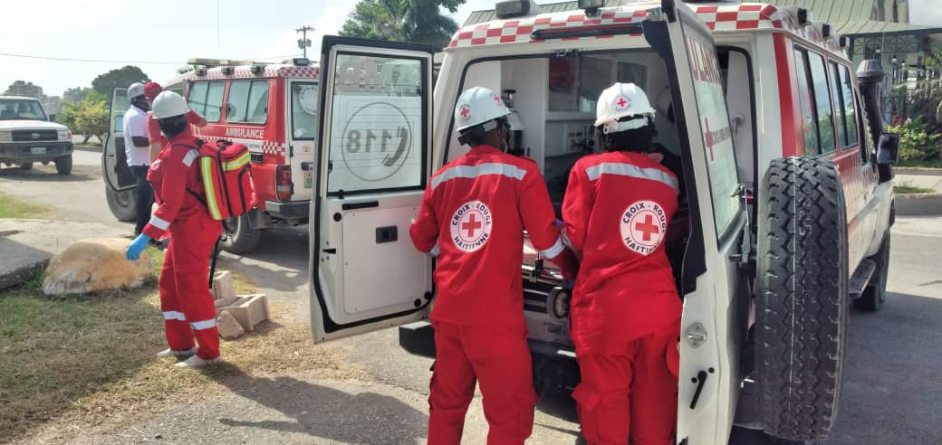 KwaWouj's tweet photo. Haïti-séisme :  à l'aéroport international ce matin, des ambulances de la Croix-Rouge Haïtienne vont transporter vers l'hôpital de MSF des blessés de Fond Cochon évacués par hélicoptère. https://t.co/SDWGWcg46v
