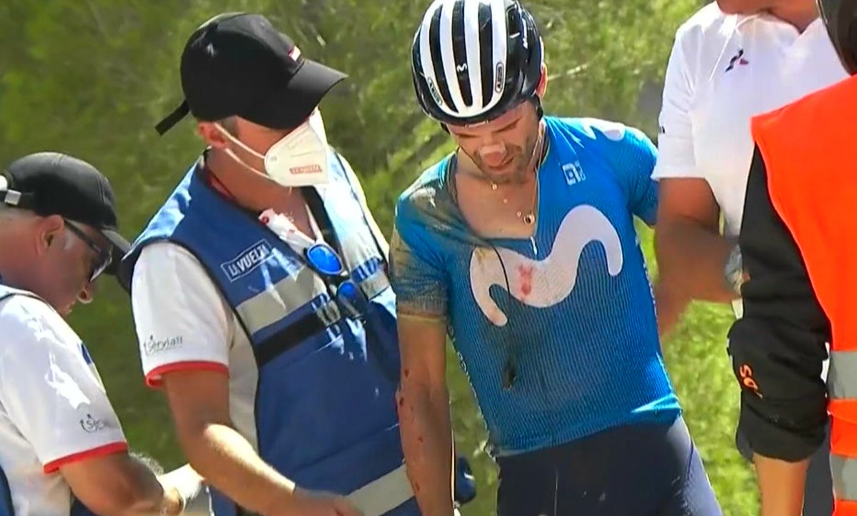 Movistar_Team's tweet photo. Qué susto... 😢😢

Caída de @alejanvalverde mientras marchaba al ataque por delante de los favoritos. El murciano perdió la bici por un bache y cayó por un terraplén.

Se encuentra muy dolorido, en especial su hombro derecho, y permanece en el lugar del accidente.

#LaVuelta21 https://t.co/xIuIBv0BYL