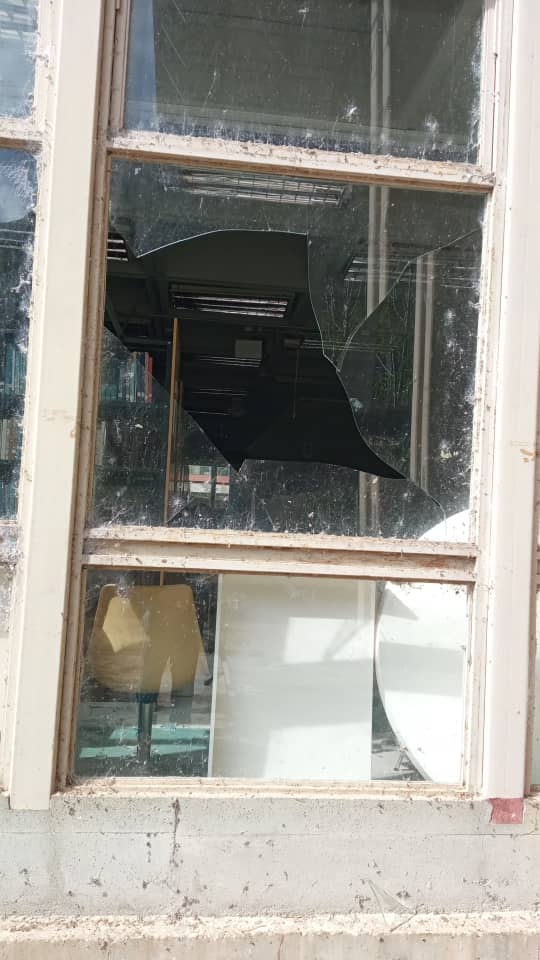Uladdhh's tweet photo. #Alerta
Delincuentes nuevamente atacaron al edificio de la Biblioteca Integrada de Ingeniería y Arquitectura de la @ULA_Venezuela, rompieron vidrios. Además, el edificio está inundado por fallas en la infraestructura y las fuertes lluvias. Libros y revistas han sido afectados. https://t.co/iLhlSe2fi0