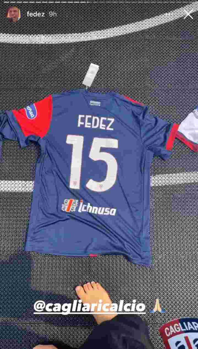 Il Cagliari Calcio che regala la nuova maglia ufficiale rossoblù a Fedez e famiglia… 🤔 il SENSO, proprio non capisco il SENSO !!! 🤷🏼‍♂️👎🏻 #forzaCasteddu 🔴🔵