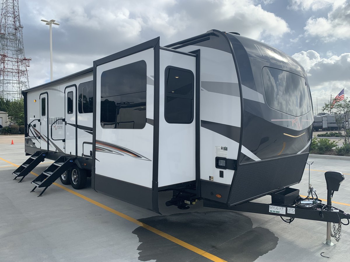 demontrondrvhou's tweet photo. Happy #featurefriday!! Check out this fully loaded 2021 Forest River Rockwood Signature Ultra Lite 8324SB! It's the perfect travel trailer to level-up your camping game #rvlife #wesellfun #getstuckoutside #homeonwheels
https://t.co/ORWdk7jKld https://t.co/QDfsszbDvG