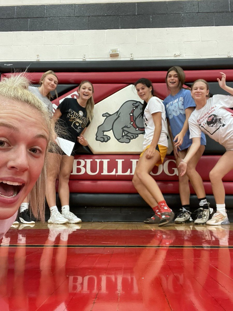 OHSVolleyball2's tweet photo. Congratulations this year’s #OHSVBHunt winners! @lexiadamec @PeytonGross2 @caitlyn5263 Cheyanne, Tatum, and Kylee! https://t.co/2Kn6PY9KMp