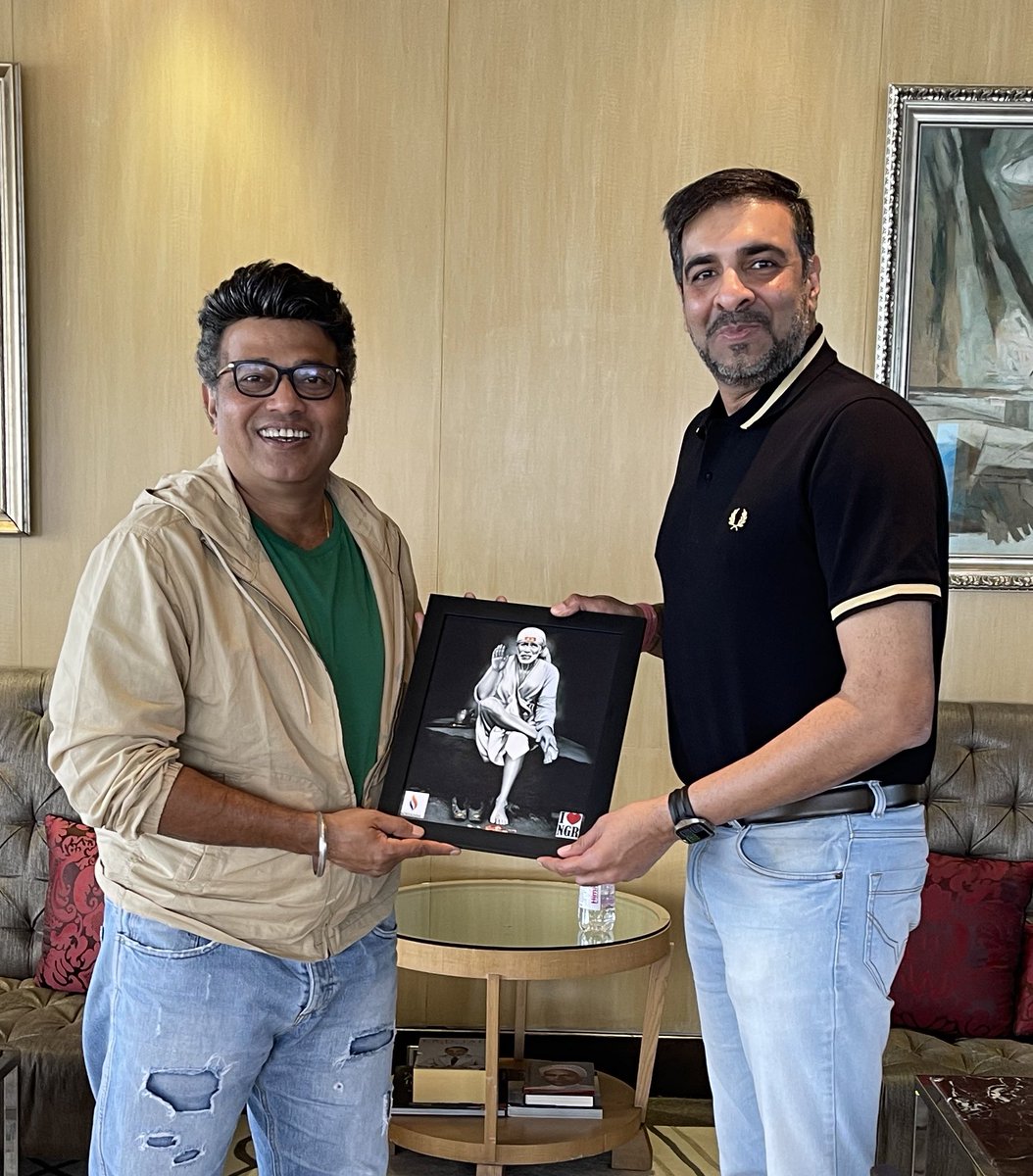 narendrafirodia's tweet photo. आज सुप्रसिद्ध दिग्दर्शक आणि कॅमेरामागील जादूगार @sanjayjadhavv
यांची भेट घेतली. त्यांच्या चित्रपटांची जादू महाराष्ट्रावर आहे. या भेटीवेळी नवीन लॉंच होणाऱ्या ओटीटी प्लॅटफॉर्म विषयी चांगल्या गप्पा झाल्या.
#SanjayJadhav #Letsflix #Tamora #Marathi #Entertainment https://t.co/W28qjkCvhd