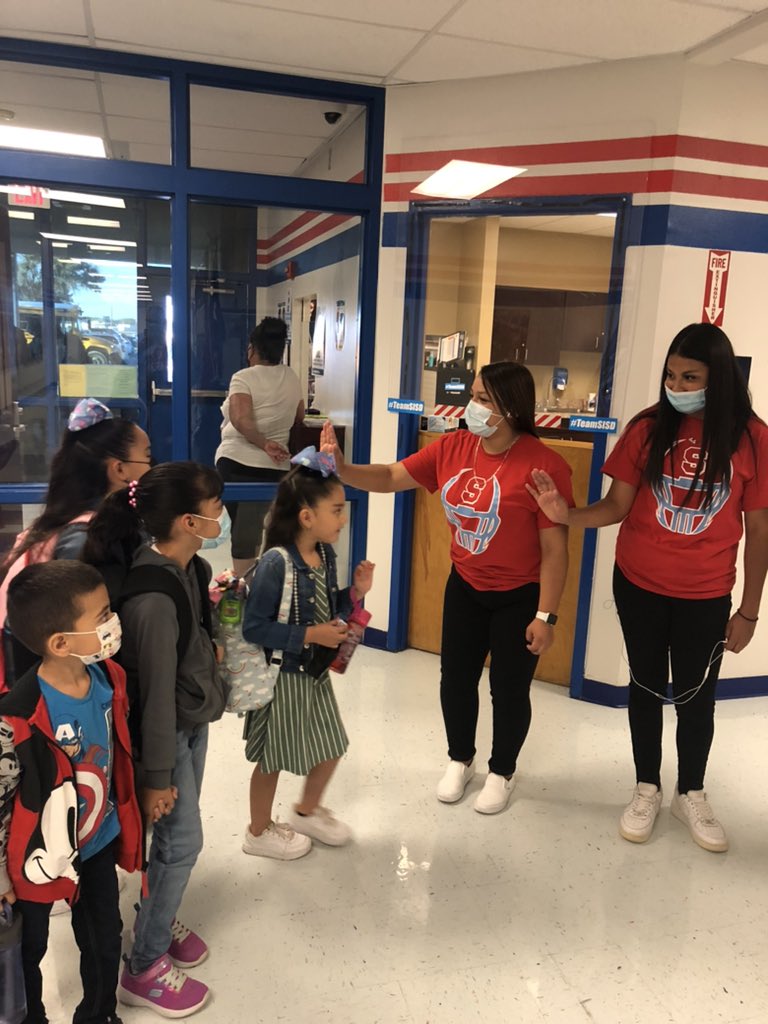 tony_hinsley's tweet photo. HIGH FIVE FRIDAY!!!! #gameday!!! #serviceheart. Thank you Mr Miranda and Hilley elementary for having the Bulldogs on campus! It’s an awesome way to start our day!! @ahalatyn_SHS @SocorroISD @HDHilley_ES @Socorro_HS @WeAreSocorro https://t.co/FmYiTpFQJ1