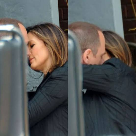 Duduca_22's tweet image. Can y'all  imagine if one day @Chris_Meloni and @Mariska  posts a picture like this pretending they are kissing with the caption #Rehearsing 
It would be the end of us and the end of the internet