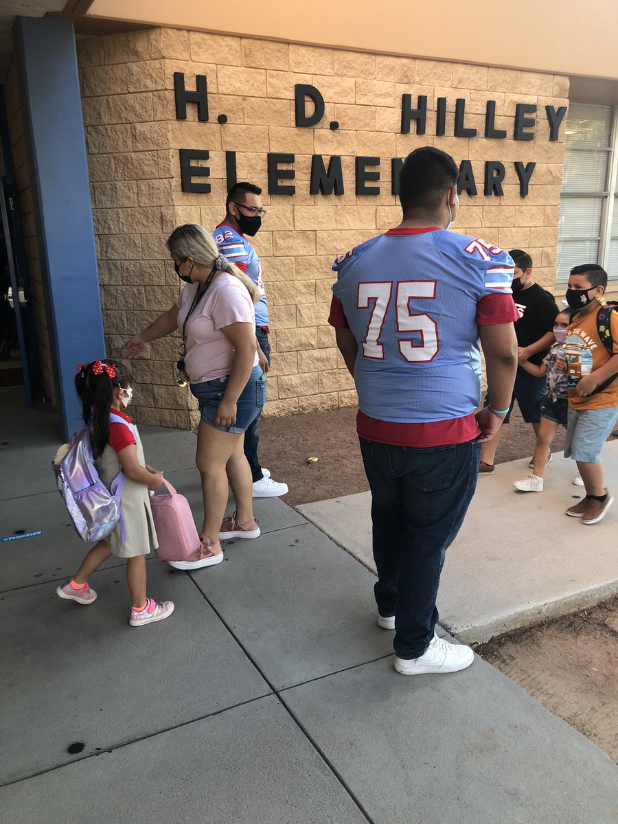 tony_hinsley's tweet photo. HIGH FIVE FRIDAY!!!! #gameday!!! #serviceheart. Thank you Mr Miranda and Hilley elementary for having the Bulldogs on campus! It’s an awesome way to start our day!! @ahalatyn_SHS @SocorroISD @HDHilley_ES @Socorro_HS @WeAreSocorro @CoachCal_ADM https://t.co/tFfX7ajdmk